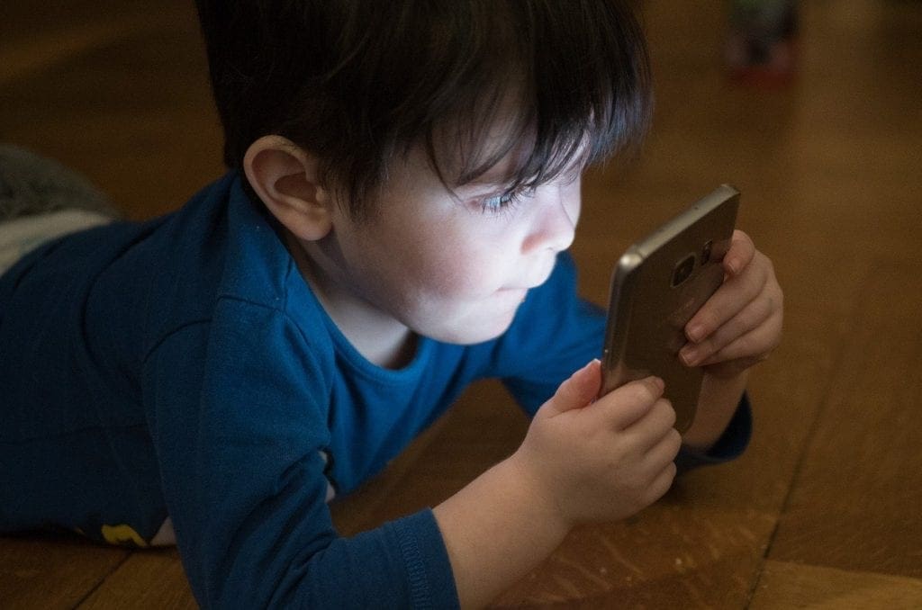 Child with smartphone